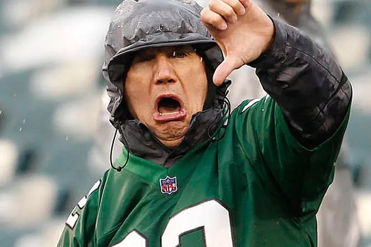 Thumbs down. An Eagles fan lets the team know what he thinks. (Ron Cortes/Staff Photographer)