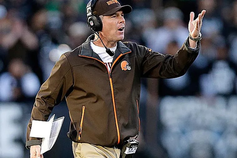 The Eagles hired former Browns coach Pat Shurmur, an NFL source said on Sunday. Shurmur is expected to be named offensive coordinator. (Marcio Jose Sanchez/AP file photo)