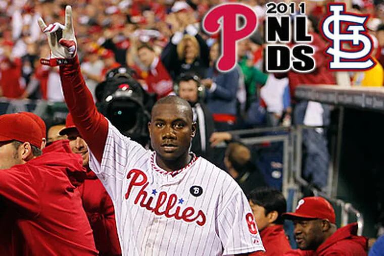 Ryan Howard salutes the crowd after hitting a three-run home run in the sixth inning. (Ron Cortes/Staff Photographer)