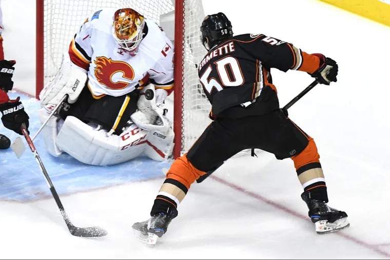 Calgary Flames goalie Brian Elliott could be a short-term solution for the Flyers.