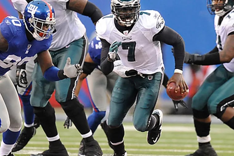 Eagles quarterback Michael Vick scrambles for 35 yards to set up a touchdown late in the fourth quarter. (Clem Murray/Staff Photographer)