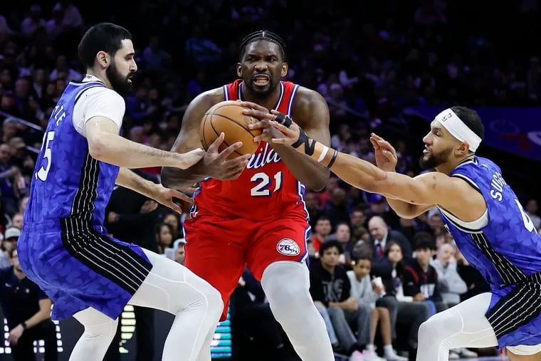 Sixers center Joel Embiid scored a game-high 32 points despite leaving late in the first half after he appeared to hurt his left knee.