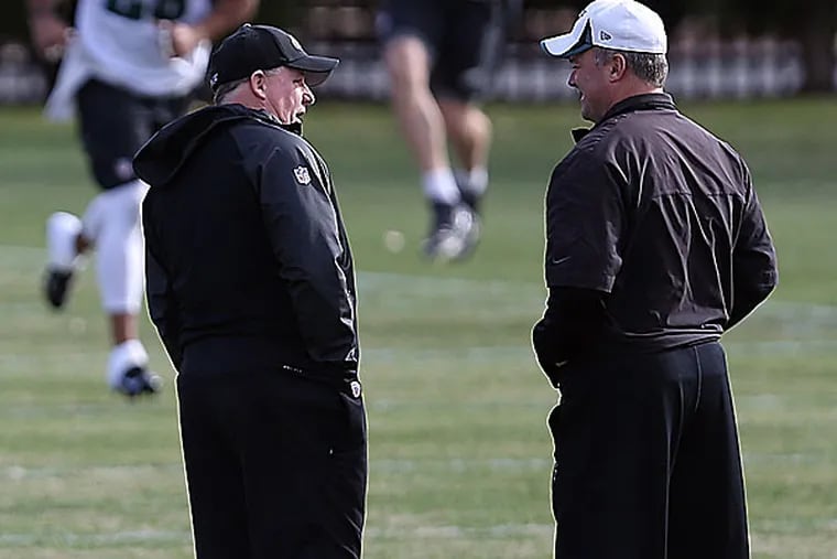 Eagles head coach Chip Kelly and defensive coordinator Billy Davis. (David Maialetti/Staff Photographer)