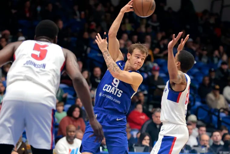 Delaware Blue Coats guard Mac McClung (center) throws a hook pass to a teammate Wednesday against the Motor City Cruise in a G League game at Chase Fieldhouse in Wilmington, Del.