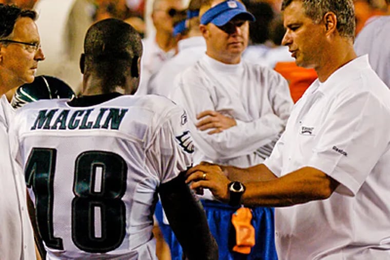 Wide receiver Jeremy Maclin gets looked at by trainers after injuring his right shoulder. (Photo by Thomas E. Smith)