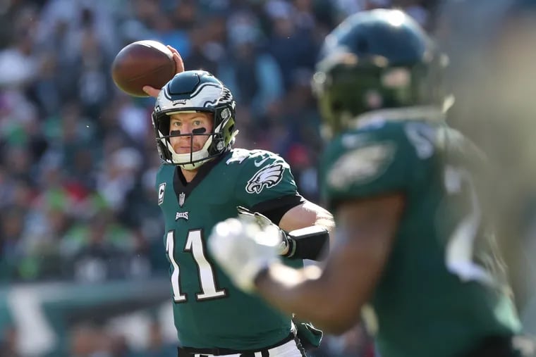 Carson Wentz looks to throw Eagles running back Wendell Smallwood in the third quarter.