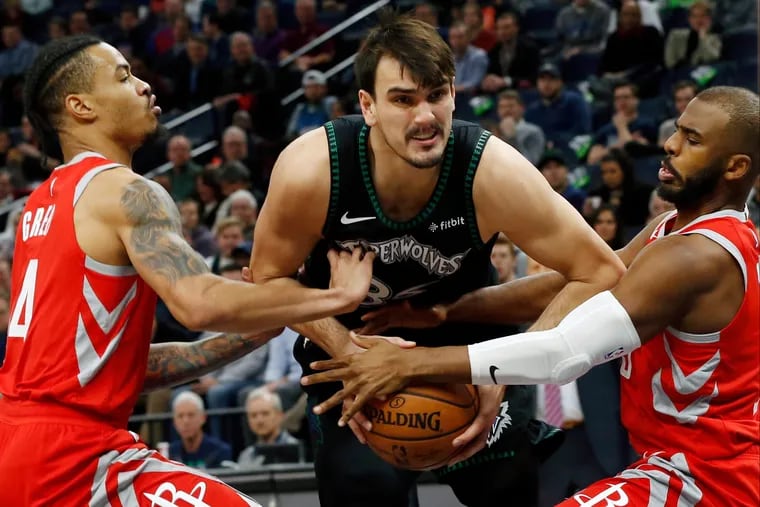 Dario Saric (middle) will play in Philadelphia for the first time since the November trade.