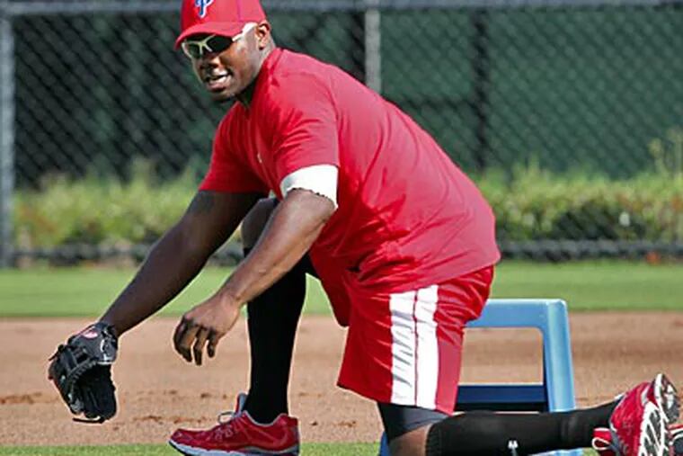 Phillies first baseman Ryan Howard hopes to begin rehabilitation in Florida on Sunday. (David M Warren/Staff file photo)