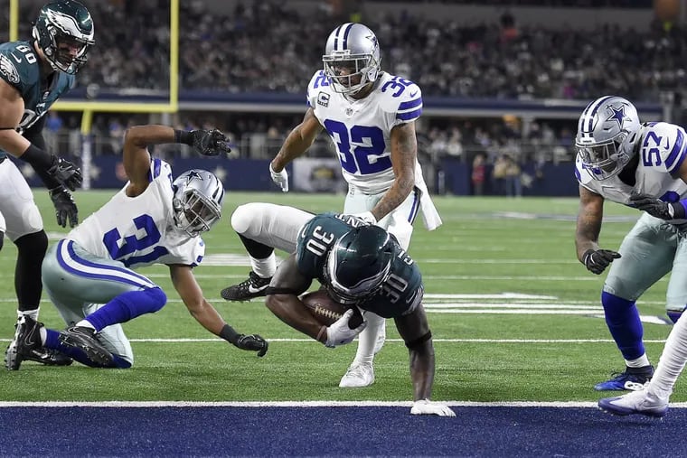 Corey Clement scores on a 2-point conversion during the 3rd quarter of the Eagles’ 37-9 win over Dallas Sunday night.