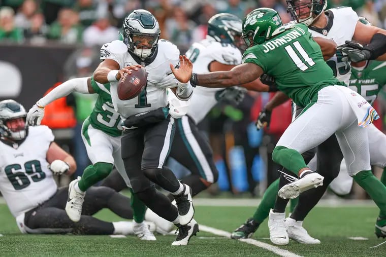 Eagles quarterback Jalen Hurts escapes pressure during the loss to the Jets at MetLife Stadium on Sunday.