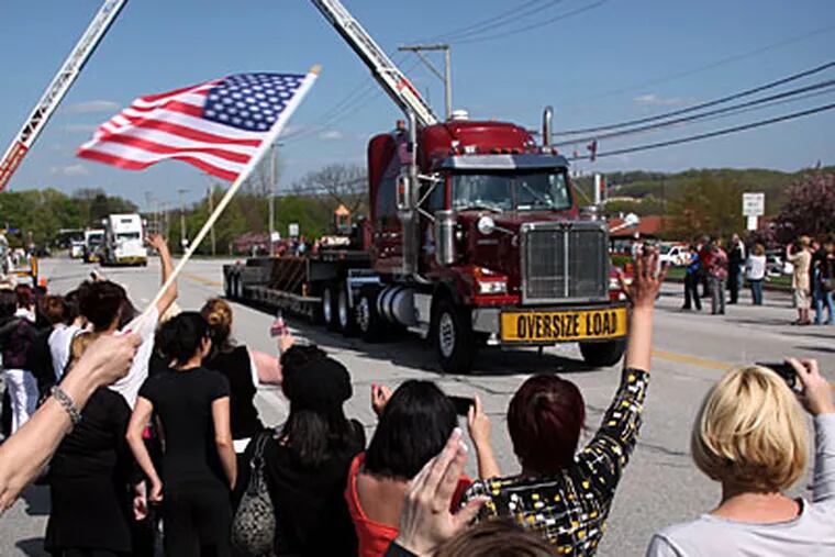 Crowds gather along Route 30 in Exton as trucks carrying steel from the World Trade Center pass. (Laurence Kesterson / Staff Photographer)