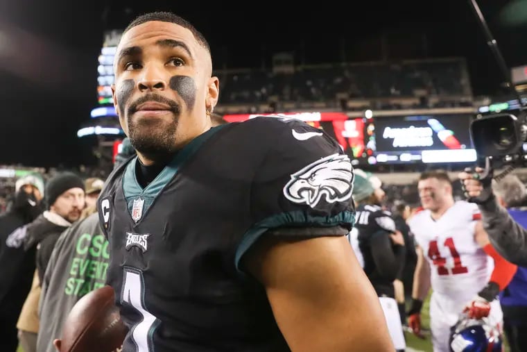 Jalen Hurts walks off the field after the Eagles beat the New York Giants on Sunday, clinching the NFC’s No. 1 seed and a first-round bye.