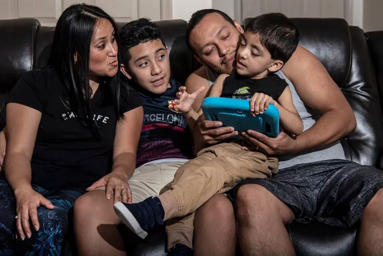 Velveth Román Girón, izquierda, y Pedro Marín Álvarez, con sus hijos, Luis, de 12 años, y Kevin, de 5, en su casa en Lancaster, Pensilvania. Ambos niños sufren de autismo y otras condiciones de salud.