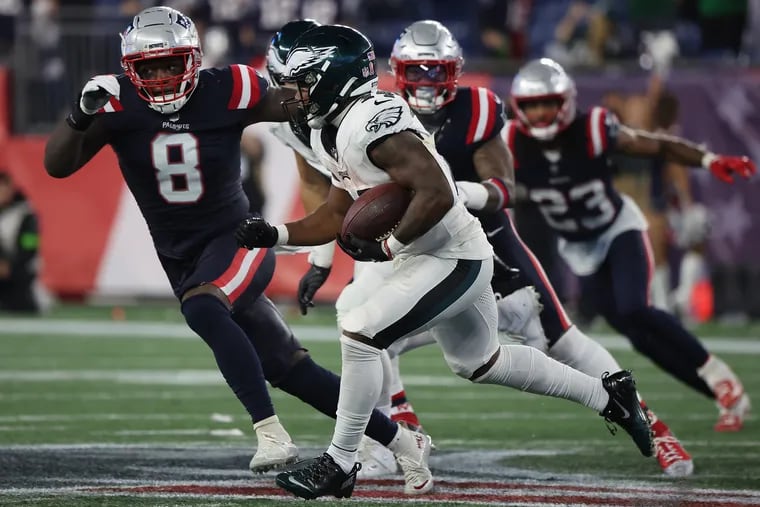 Eagles running back Kenneth Gainwell (center), in action against the Patriots, does not have an injury designation for Monday night's game against the Buccaneers.