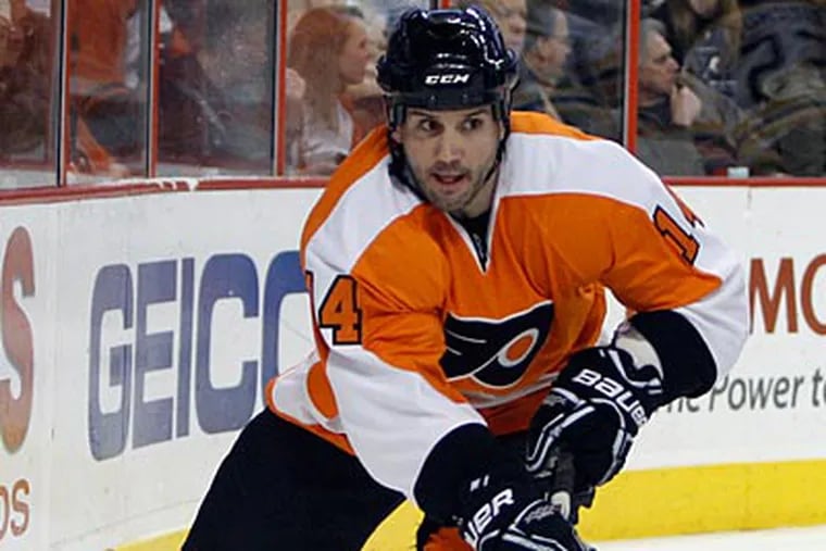 The Flyers' Ian Laperriere has officially announced his retirement. (Matt Slocum/AP Photo)
