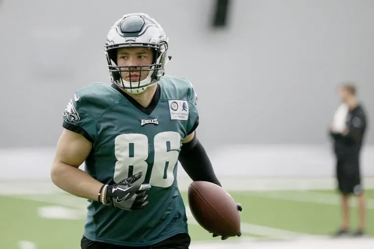 Tight end Zach Ertz runs a drill on Saturday during Eagles practice at the NovaCare Complex.