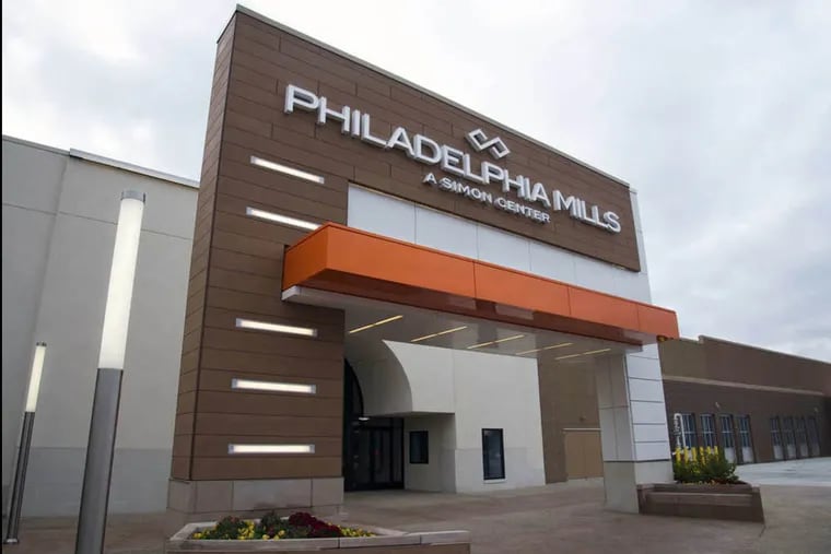 Thieves stole $30,000 in jewelry from a kiosk at Franklin Mills Mall Wednesday night.