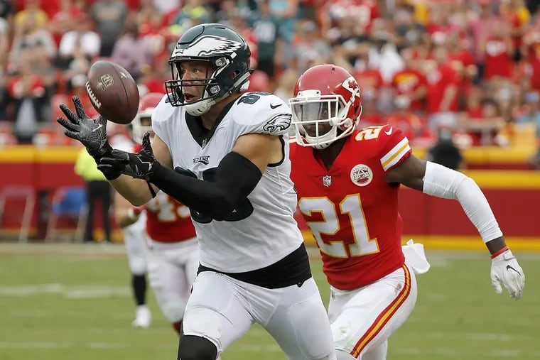 Eagles tight end Zach Ertz catches a deflected ball in front of the Chiefs’ Eric Murray.