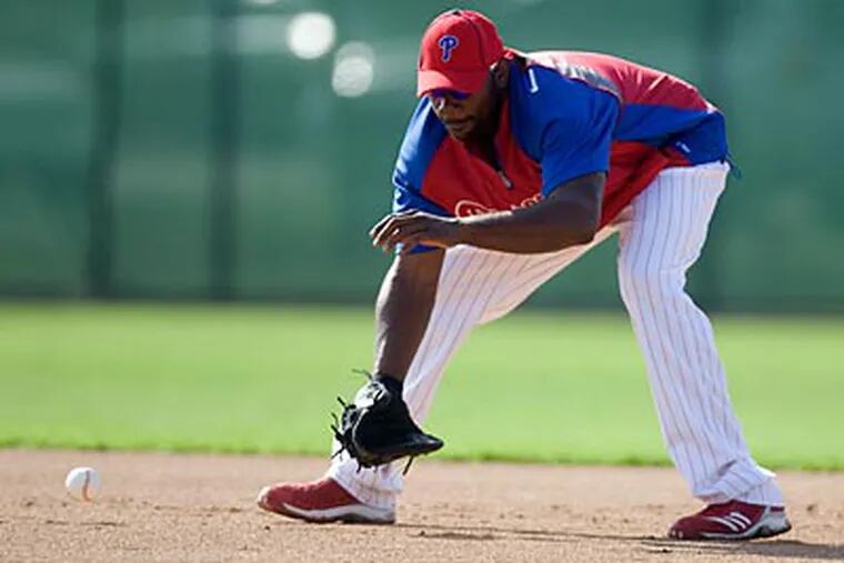 Phillies first baseman Ryan Howard scoops a grounder during practice. (David Swanson/Staff Photographer)