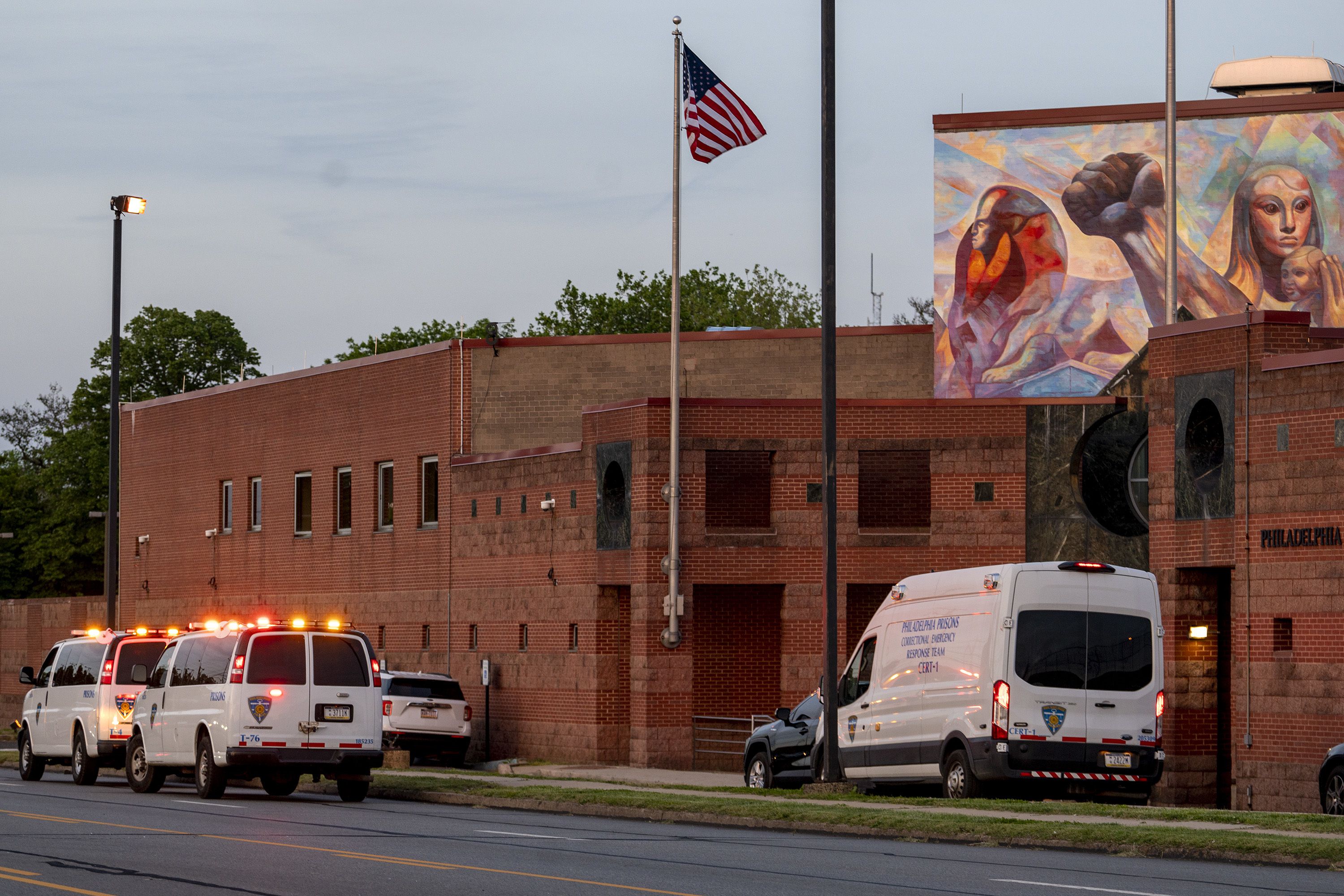 Philly prison escape PA: New video shows moment 2 break out of Philadelphia  facility; DA says not enough guards on-duty - ABC7 Chicago