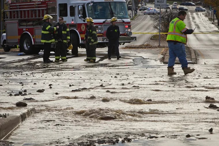 Philadelphia police, fire and water department at water main break at intersection of Verree and Red Lion Road in northeast Philadelphia on Monday, Nov. 18, 2013. (ALEJANDRO A. ALVAREZ/STAFF PHOTOGRAPHER)