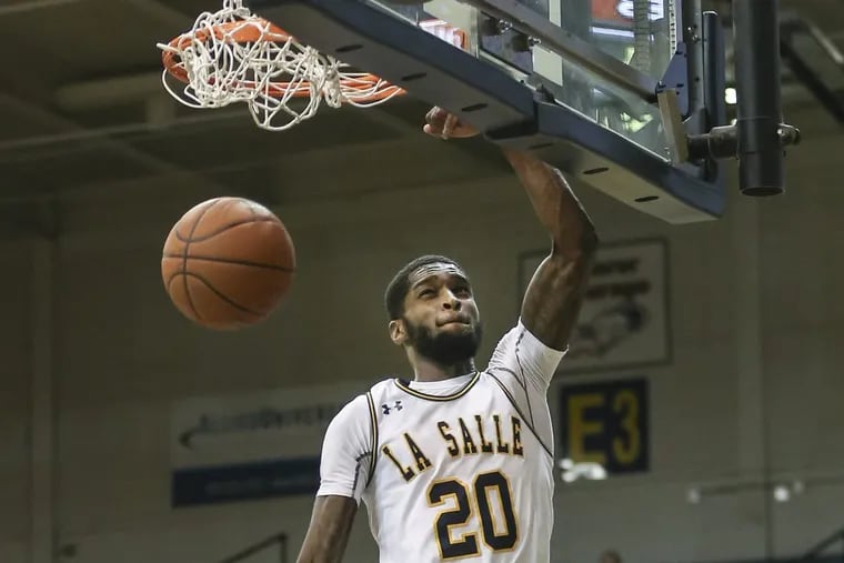 La Salle's B.J. Johnson dunking against St. Bonaventure during the first half on Tuesday.