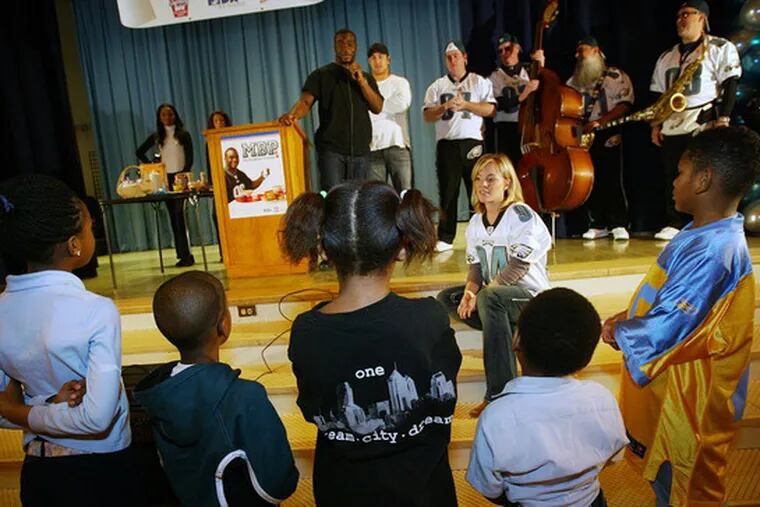 EAGLES Omar Gathers (holding mike) and Chris Gocong (behind him) meet with pupils at Grover Cleveland Elementary School in North Philly yesterday, as part of &quot;My Breakfast Promise,&quot; a program to promote the importance of students&#0039; eating a healthy breakfast.