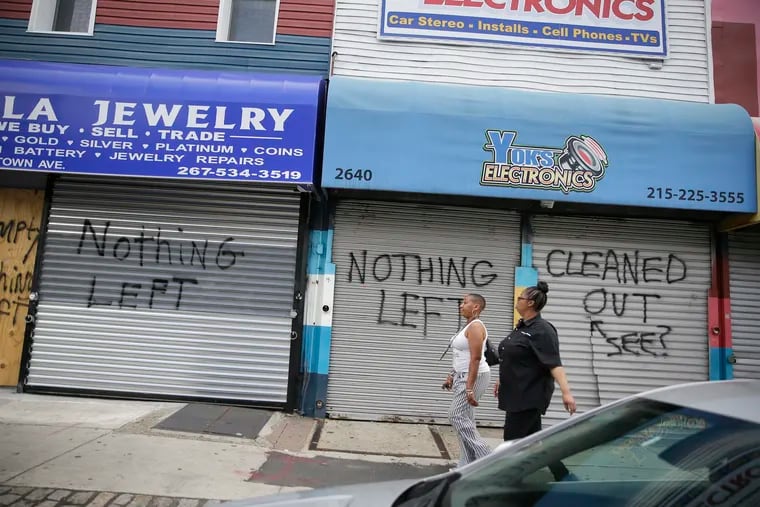 "NO QUEDA NADA" y "DETERIORADO ¿SE FIJA?" se lee en pintura de aerosol tipo graffiti en las puertas corredizas que cubren el frente de varias empresas en las avenidas Germantown y Lehigh, el 19 de junio de 2020.