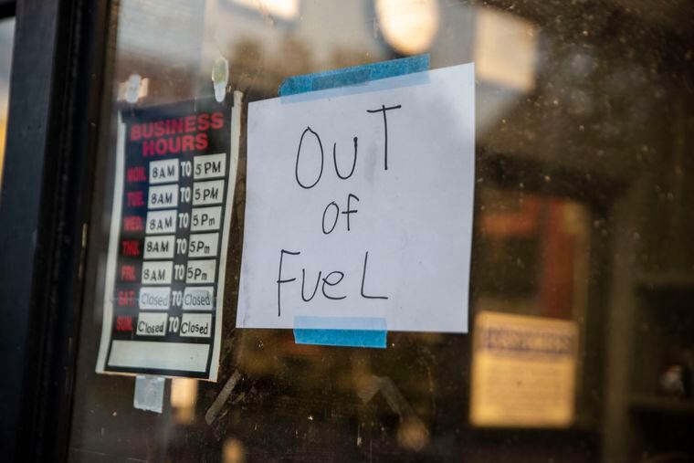 Μια πινακίδα με την ένδειξη "Out of Fuel" είναι μαγνητοσκοπημένη στο παράθυρο σε ένα βενζινάδικο Exxon στο Boonsboro Road στο Lynchburg, Va., Τρίτη 11 Μαΐου 2021. Περισσότεροι από 1.000 βενζινάδικα στη Νοτιοανατολική αναφέρθηκαν ότι εξαντλούνται καύσιμα, κυρίως επειδή από αυτό που λένε οι αναλυτές είναι η αδικαιολόγητη αγορά πανικού μεταξύ των οδηγών, καθώς το κλείσιμο ενός μεγάλου αγωγού από τους χάκερ μπήκε στην πέμπτη ημέρα του. Σε απάντηση, ο κυβερνήτης της Βιρτζίνια Ralph Northam κήρυξε κατάσταση έκτακτης ανάγκης. (Kendall Warner / The News & Advance μέσω AP)