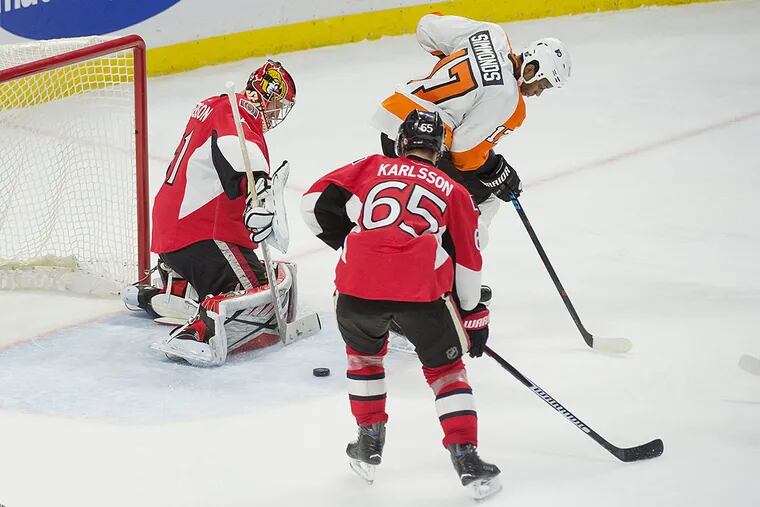 Ottawa Senators goalie Craig Anderson (41) makes a save behind Philadelphia Flyers right wing Wayne Simmonds (17) in the third period at Canadian Tire Centre. The Flyers won 4-2.