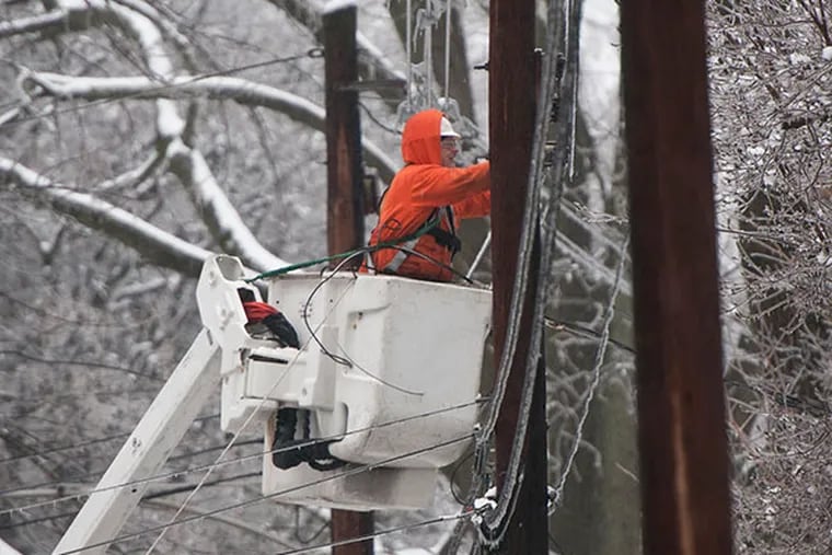 PECO lineman Richie Snyder works on an electrical line in Swartmore, February 5, 2014.  ( RON TARVER / Staff Photographer )