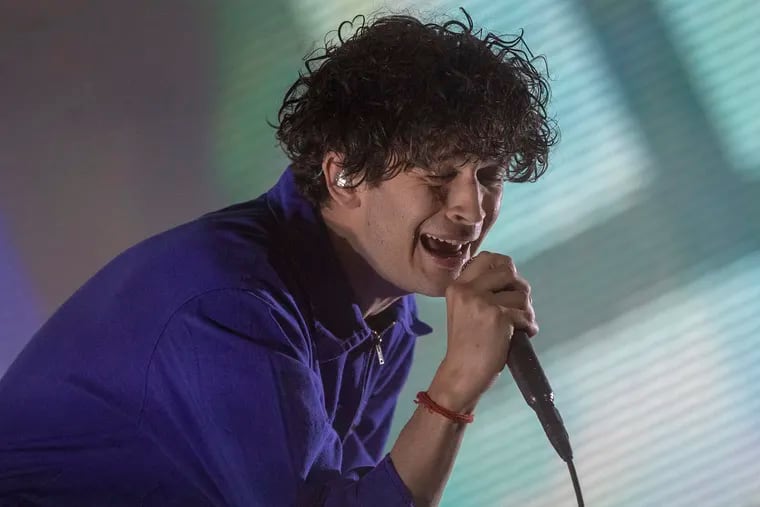 Matty Healy of The 1975 onstage during opening day at the 2019 Coachella in Indio, Calif. The singer made an appearance at Taylor Swift's Philadelphia show on May 12 2023. (Brian van der Brug/Los Angeles Times/TNS)