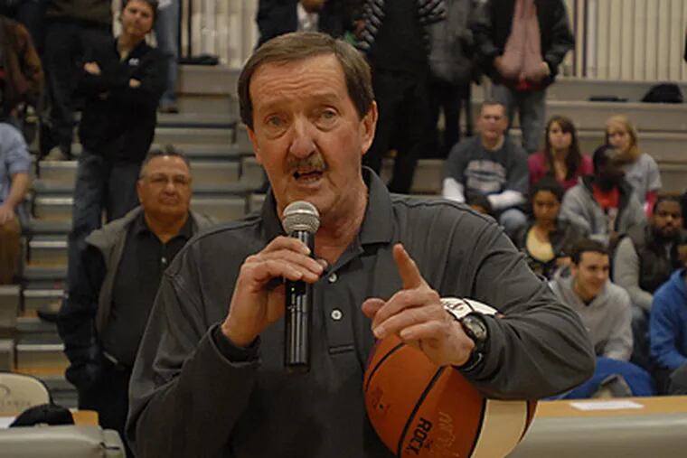 Herb Magee thanks the fans after his 900th career win. (Bob Williams
/For The Inquirer)
