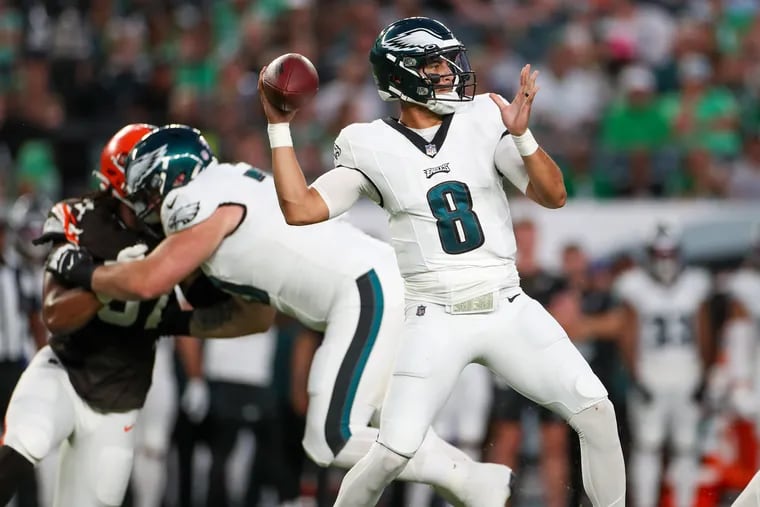 Eagles quarterback Marcus Mariota struggled in the first half against the Browns, completing 9 of 17 passes with an interception.