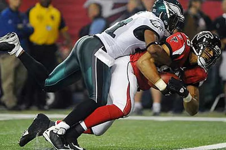 Tony Gonzalez scored two touchdowns in this game to help the Falcons beat the Eagles.