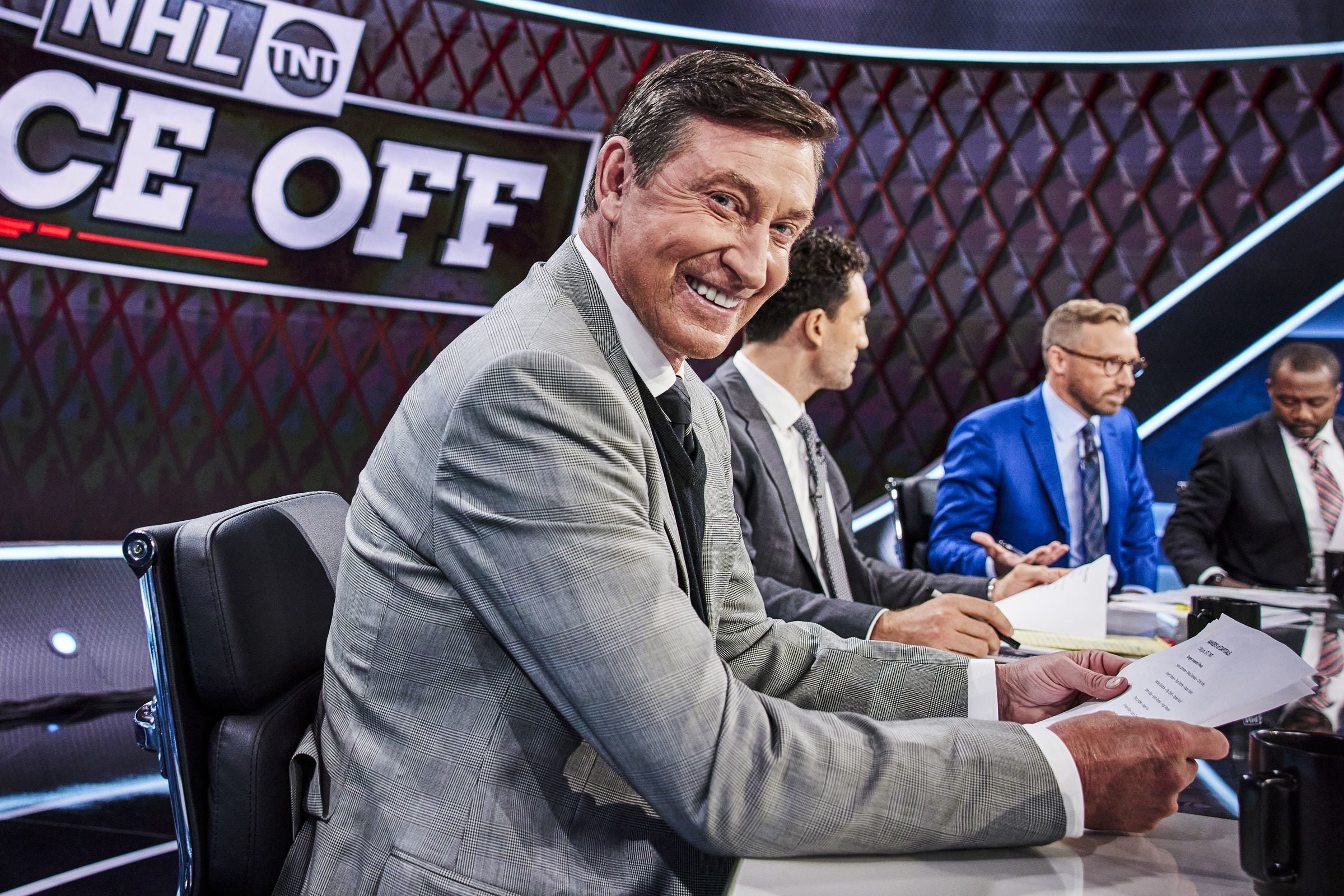 Kobe Bryant Channels Inner 'Great One,' Sports Wayne Gretzky