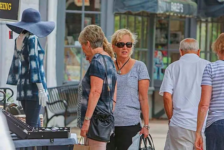 On Main Street in New Hope, shoppers stroll, browse, and buy. Many there and in similar towns are choosing the diversity of non-mall shops.  (ED HILLE/Staff Photographer)
