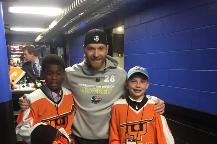 Flyers captain Claude Giroux meets with two other Philadelphia all-stars from the Ed Snider Youth Hockey Foundation — Jaydon Jones (left) of Pennsauken and Justin Chase of Northeast Philadelphia — in Tampa. The youngsters competed in a youth all-star challenge hosted by the Tampa Bay Lightning.