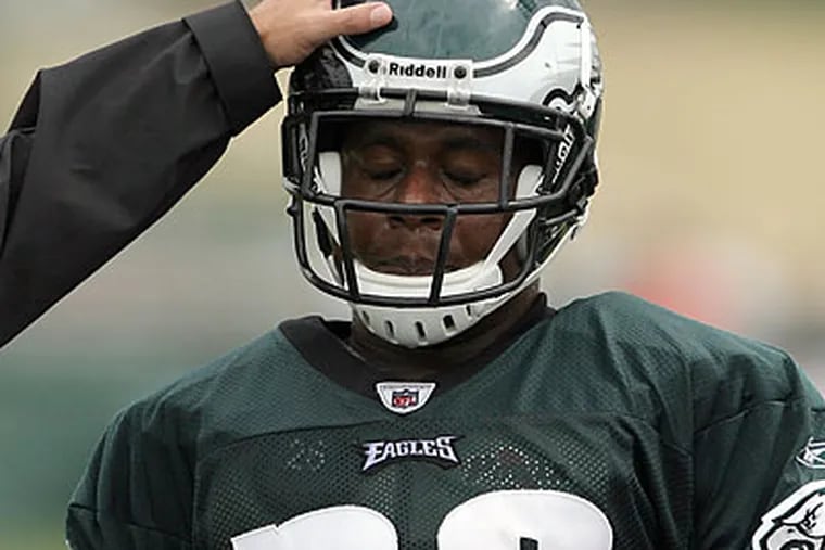 Mike Bell was among the many Eagles players who suffered injuries over the weekend. (Yong Kim/Staff Photographer)