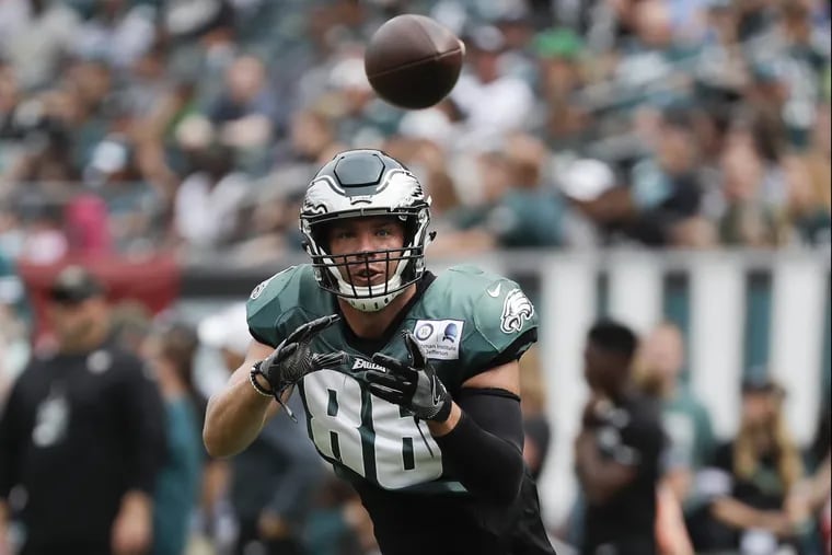 Eagles tight end Zach Ertz watches the football during a open practice at Lincoln Financial Field in South Philadelphia on Saturday, August 11, 2018. YONG KIM / Staff Photographer