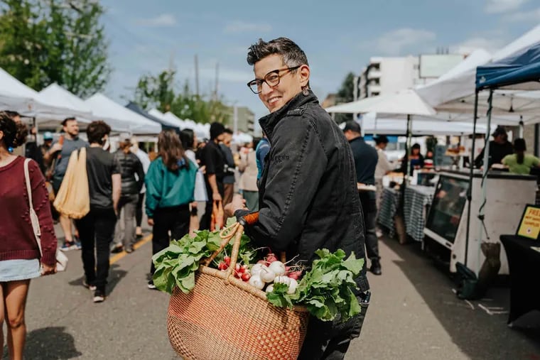Becky Selengut at the University District Farmers Market in Seattle. MUST CREDIT: Eli Lu for The Washington Post