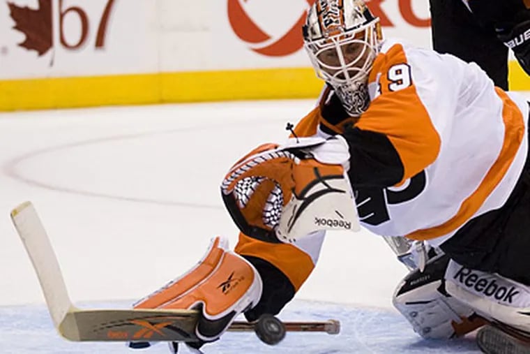 Flyers goalie Michael Leighton is likely out a month with a back injury. (AP Photo/The Canadian Press, Adrien Veczan)