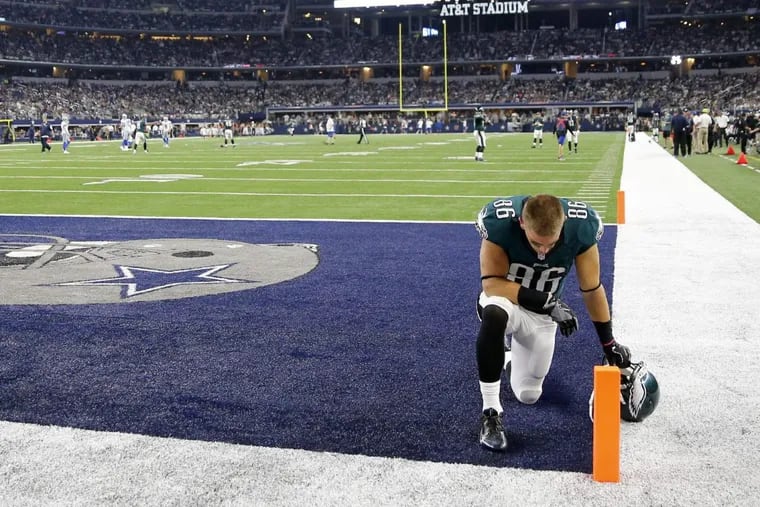 Eagles' tight end Zach Ertz takes a knee before the Eagles played the Dallas Cowboys on Sunday, October 30, 2016 in Arlington, TX.