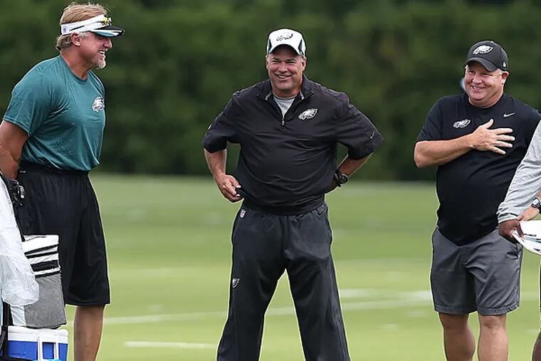 Former NFL pass rusher Kevin Greene (left) stands with Eagles defense coordinator Bill Davis (middle) and head coach Chip Kelly (right). (David Maialetti/Staff Photographer)