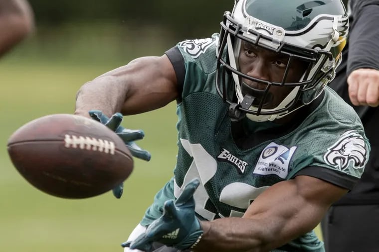 Eagles wide receiver Nelson Agholor catches a pass during OTAs May 23, 2017.