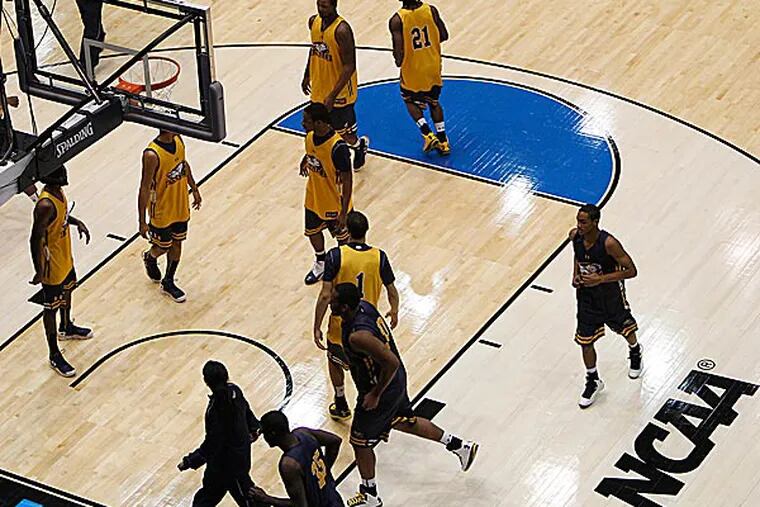 La Salle practices at the University of Dayton Arena. (David Maialetti/Staff Photographer)