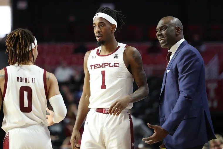 Temple’s head coach Aaron McKie talks with Alani Moore (left) and Quinton Rose during a loss to South Florida.