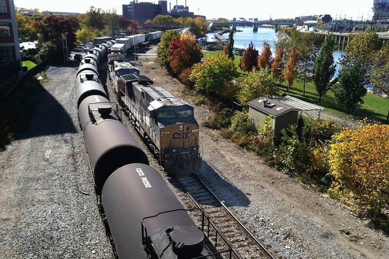 Oil train passes through Philadelphia, Pa., on November 6, 2013. ( Jon Snyder / Philadelphia Daily News )