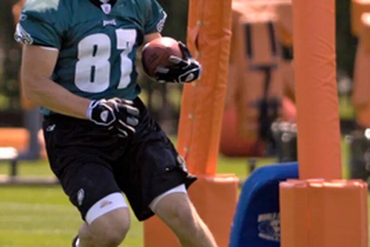 Brent Celek makes cut after catching pass at minicamp on Thursday.