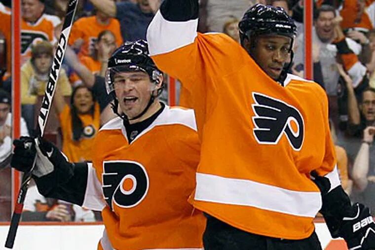 Jaromir Jagr and Wayne Simmonds each netted a goal against the Devils on Thursday. (Yong Kim/Staff Photographer)